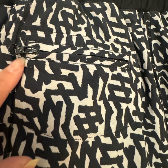 2.5” Lululemon net pop hotty hot shorts in white and black. Size 6. - Picture 11 of 14